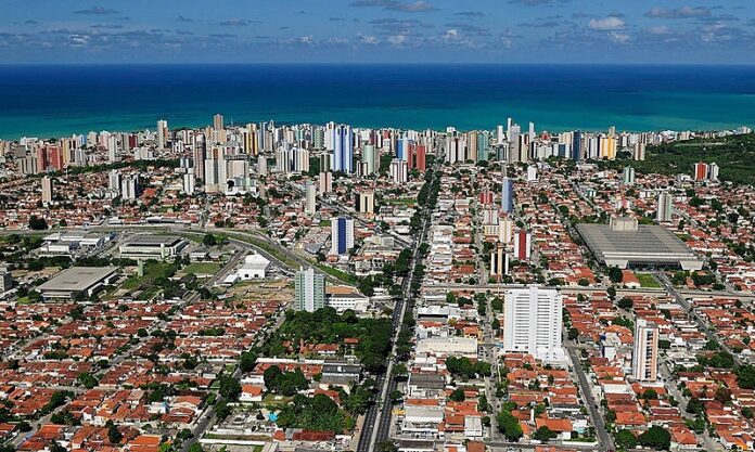 Vista de João Pessoa na capa da matéria sobre empregos.